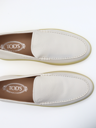 Tods Men Off White Grained Leather Rubber Sole Loafer Shoe